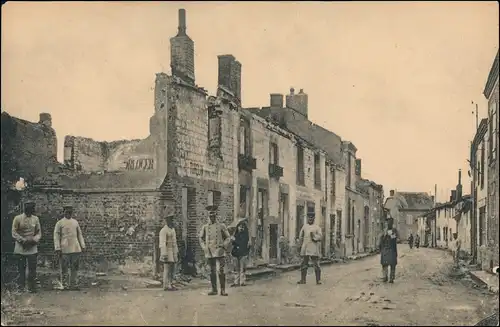 Le Châtelet Soldaten vor zerstörten Häusern, Westfront 1. Weltkrieg 1916