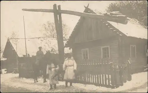 Echtfoto Ostfront Rußland Soldaten, Pferd, Wohnhaus mit Brunnen 1915 Privatfoto