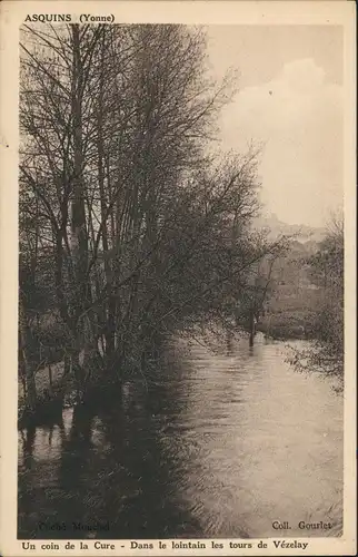 Asquins Un coin de la Cure - Dans le lointain les tours de Vézelay 1920