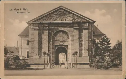 Landau in der Pfalz 2 Kinder posieren vor Tor-Gebäude Deutsches Tor 1920