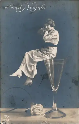 Ansichtskarte  Neujahr/Sylvester Fotokunst - Riesenglas Frau 1936