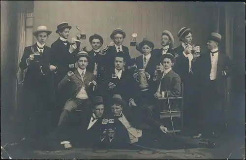 Studentika Burschenschaft Männer beim Biertrinken # 1913 Privatfoto