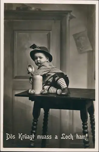 Ansichtskarte  Dös Krüagl muass a Loch ham! Scherzkarte Junge Bierkrug 1930