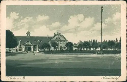 Ansichtskarte Lahr (Schwarzwald) Bahnhof - Straße 1928