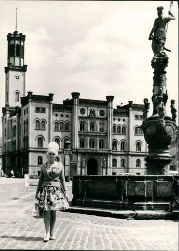 Ansichtskarte Zittau Junge Frau vor Rathaus und Brunnen 1972