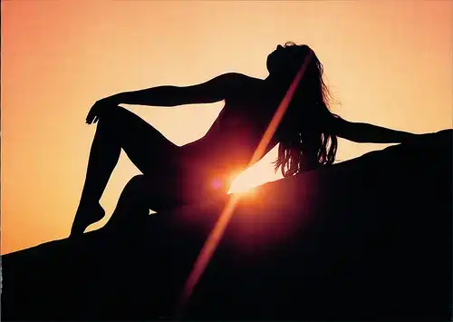 Ansichtskarte  Erotik (Nackt - Nude) Frau bei Sonnen-Untergang 2010