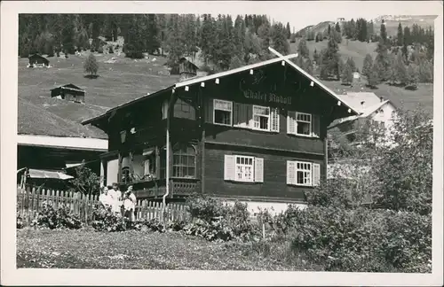 Ansichtskarte Davos Umland-Ansicht mit Chalet Rudolf, Personen davor 1960