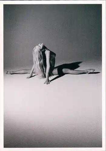 Erotik (Frau Nackt Girl Nude) erotisches Posing Foto Kunst 2010