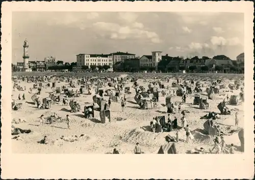 Warnemünde-Rostock Strand Partie, Personen, Strandburg, Strandkörbe DDR AK 1956