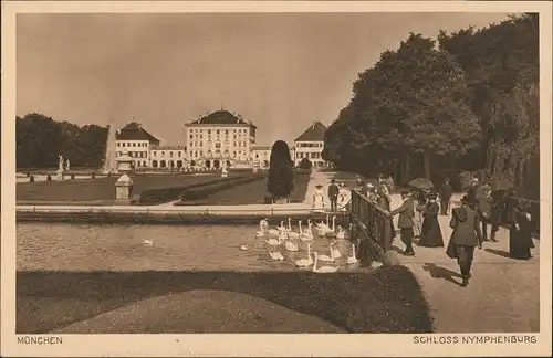 Ansichtskarte München Schloss Nymphenburg Teich mit Schwänen, Personen 1920