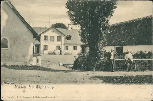 Skibstrup Hilsen fra Skibstrup Männer mit Hund vor Wohnhaus 1906