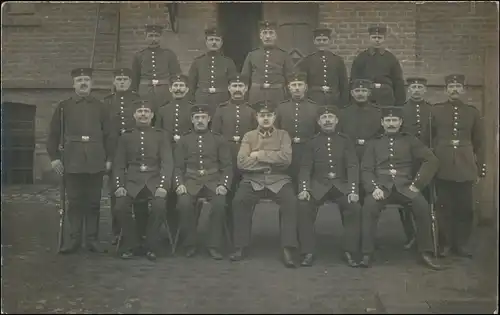 Ansichtskarte  Militaria WK1 Soldaten vor Haus gel. Feldpost 1915