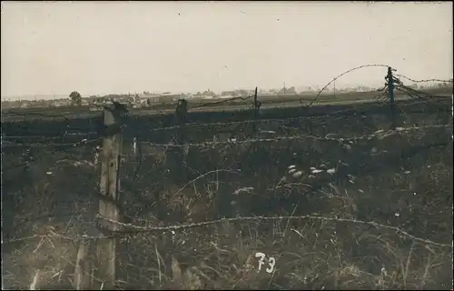Foto  Stacheldraht Verhaue an der Stadt WK1 1915 Privatfoto
