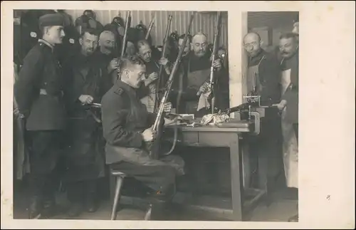 Ansichtskarte  Kaserne Soldaten beim reinigen der Gewehre Militaria 1918