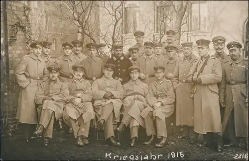 Charlottenburg-Berlin Soldatengruppe vor Haus 1. WK Militaria 1915