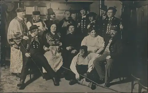Ansichtskarte  Trachten/Typen Männer und Frauen in der Stube 1913