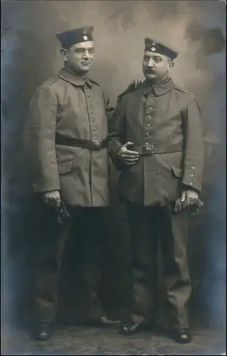 Militär/Propaganda 1.WK (Erster Weltkrieg) Soldaten Atelierfoto 1917