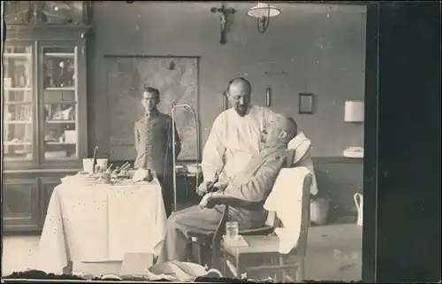 Ansichtskarte  Soldaten beim Arzt Wk1 Militaria 1916