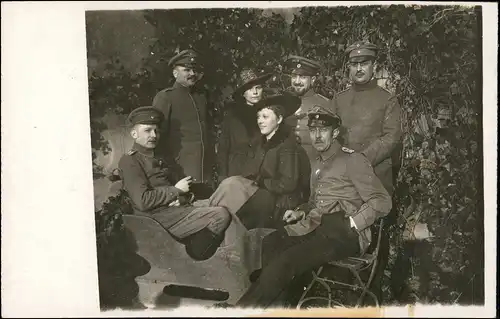 Foto  Soldaten mit Frauen - WK1 - Park 1914 Privatfoto
