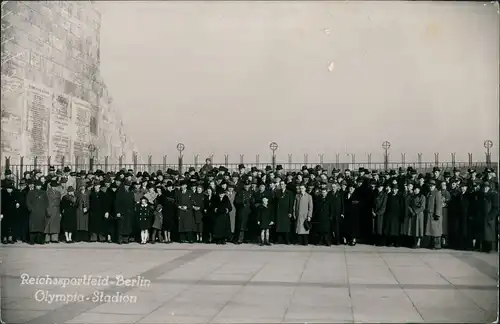 Ansichtskarte Berlin Menschengruppe Olympiastadion / Reichssportfeld 1936