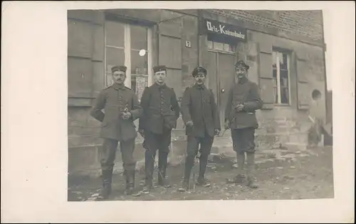 Foto  Soldaten vor der Ortskommandantur 1917 Privatfoto