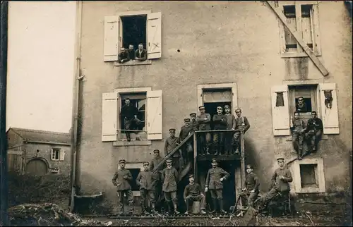 Foto  Soldaten sitzen und stehen - Haus Wk1 1916 Privatfoto