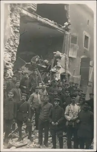Blâmont (Blankenberg) Militaria WK1 Soldaten vor zerstörtem Haus 1918 Privatfoto