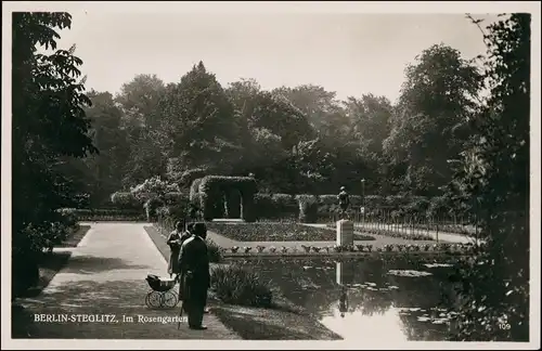 Ansichtskarte Steglitz-Berlin Familie im Rosengarten 1932