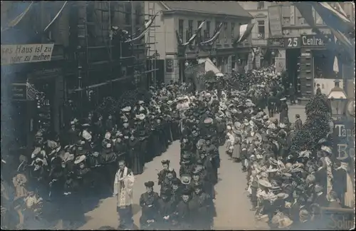 Prozession durch die Straßen der Stadt Frauen Geschäfte 1912 Privatfoto