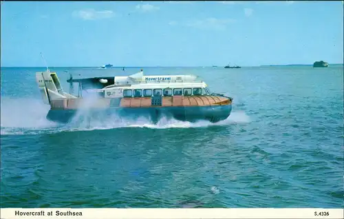 Southsea-Portsmouth Luftkissenboot Hovercraft reaching harbour 1970