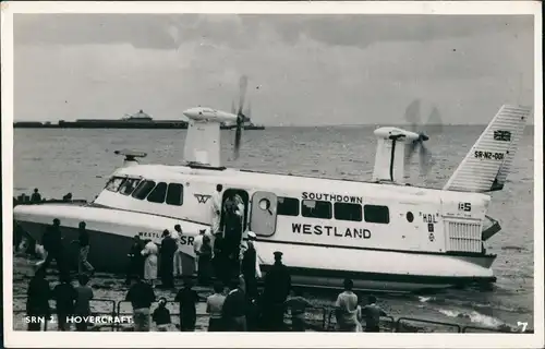 Luftkissenboot Hovercraft England Westland SRN 2 & Passagiere beim Einstieg 1960