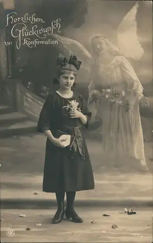 Glückwunsch - Konfirmation, Mädchen mit Schleife und Engel im Hintergrund 1910