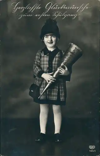 Ansichtskarte  Schulgang Schulanfang Kind mit Zuckertüte 1932 Stempel KLOTZSCHE