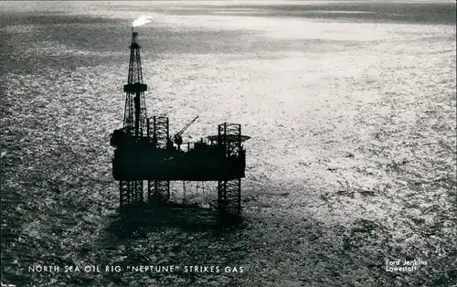 NORTH SEA OIL "NEPTUNE" STRIKES GAS Öl Bohrplattform Nordsee 1960