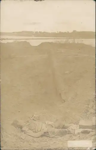 Foto  erschossener Soldat im Graben WK1 Militaria 1914 Privatfoto