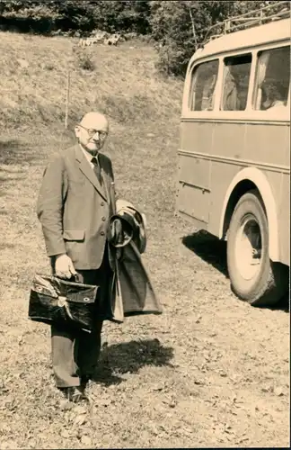 Foto  DDR Privatfoto Mann mit Aktentasche vor Bus 1960 Privatfoto