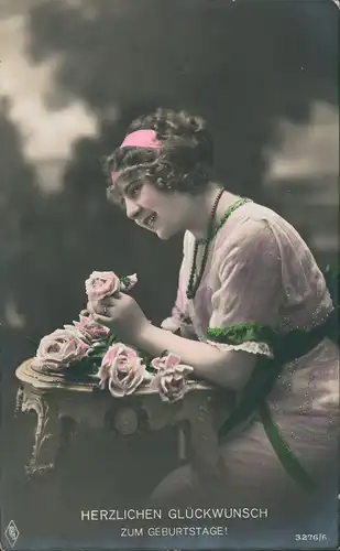 Glückwunsch Grußkarte Geburtstag Frau freut sich über Rosen 1916