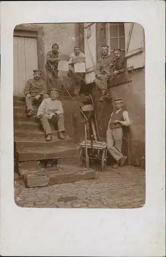 Foto  Soldtan vor Haustreppe - Zeitung WK1 Militaria 1917 Privatfoto