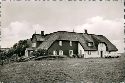 List auf Sylt altes Auto vor altem Friesenhaus, Wohnhaus 1960   gel WESTERLAND