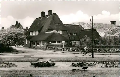 Ansichtskarte List auf Sylt Radfahrer an Strassen Kreuzung, Wohnhaus 1960
