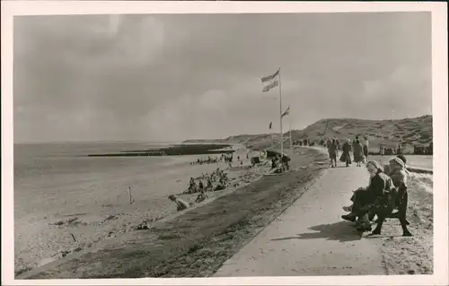 Gemeinde Sylt Panorama-Ansicht Personen & Flaggen am Strand 1954