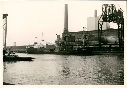 Hafen Echtfoto mit Fabrik, Schiff MS MERCUR Schiffsfoto-AK 1972 Privatfoto