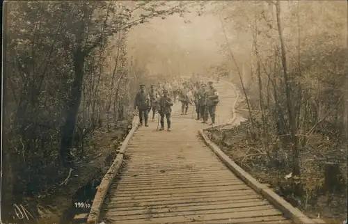Ansichtskarte  Militär Propaganda Soldatenleben Marsch durch Wald 1916