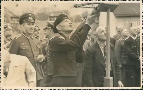 Militär/Propaganda Soldaten Privataufnahme Armbrust Schießenn 1944 Privatfoto