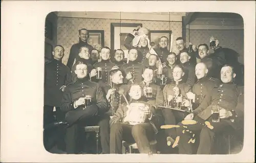 Ansichtskarte  Militärs Soldaten vergnügliche Gruppe (~1. Weltkrieg) 1915