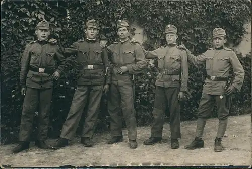 Militär Soldaten Privataufnahme "Schulter an Schulter" 1. WK 1916 Privatfoto