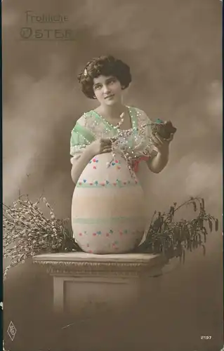 Ansichtskarte  Glückwunsch Ostern Oster-Karte Frau mit großem Osterei 1913