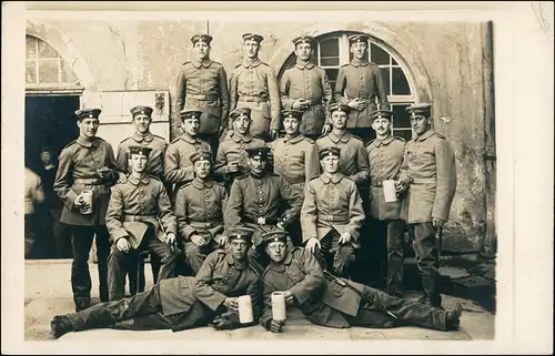 Militär Soldaten Privataufnahme Gruppe nBierkrügen 1. Weltkrieg 1915 Privatfoto