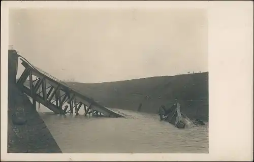 Zerstörte gesprengte Brücke (vermtl. 1. Weltkrieg, Ort ) 1915 Privatfoto