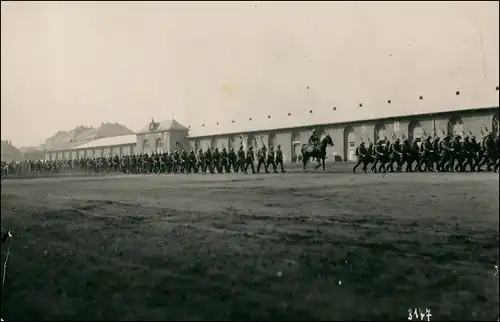 Aufmarsch von Soldaten mit Pickelhaube vor einer Kaserne 1915 Privatfoto